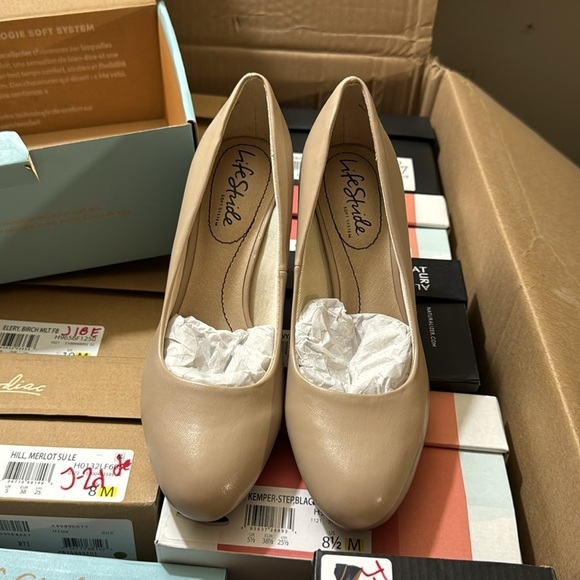 LifeStride Women's Julia Pump Tender Taupe - Picture 4 of 7